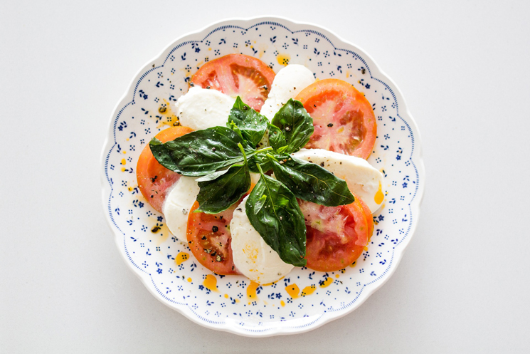 Tomate mit Basilikum und Mozzarella
