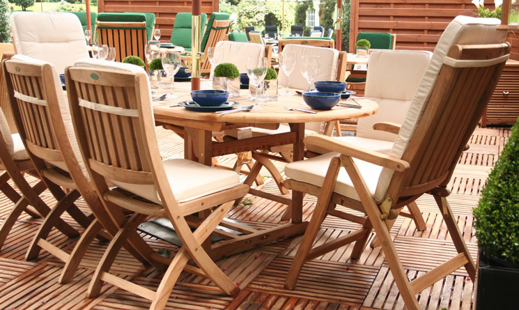 Teakmöbel auf der Terrasse