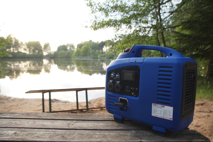 Generator auf Bank am See
