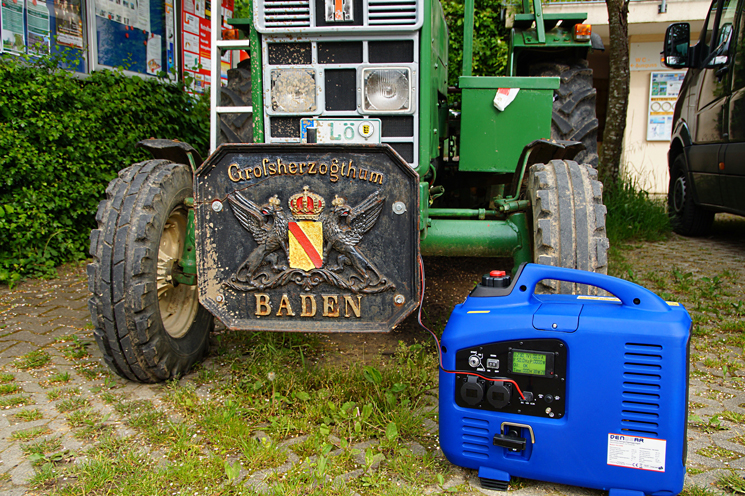 DENQBAR Stromerzeuger und ein grüner Traktor