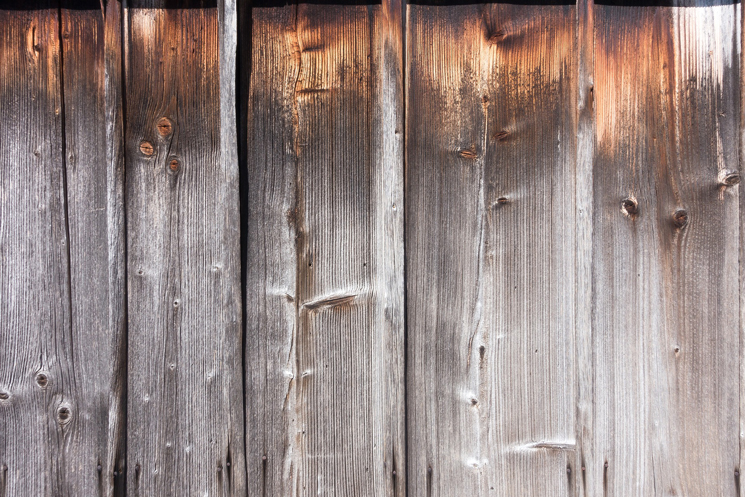 Holz verwittert und grau