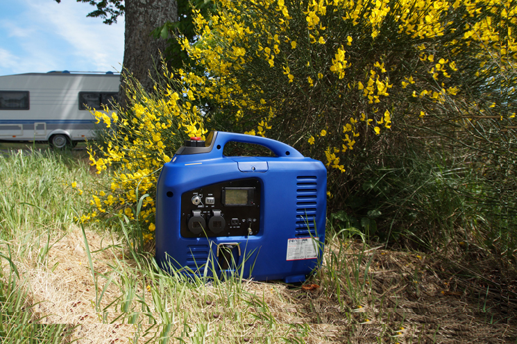 Generator neben einem Wohnwagen