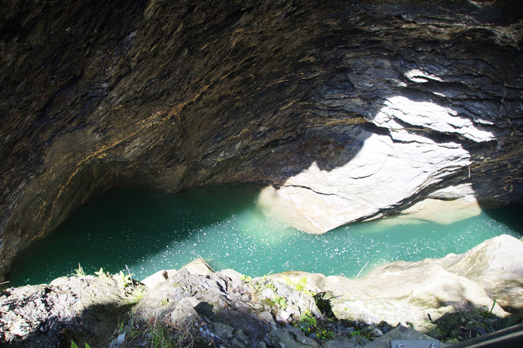 türkisfarbenes Wasser fließt durch Felsen