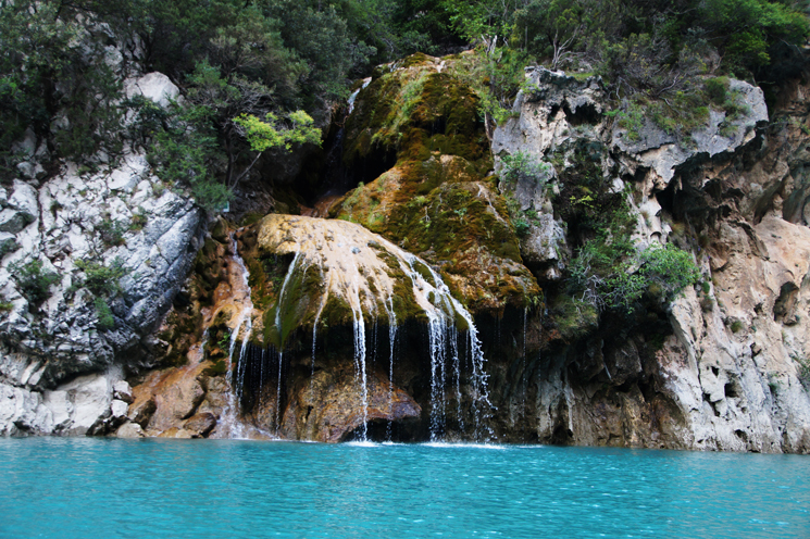 Wasserfall und türkisfarbenes Wasser