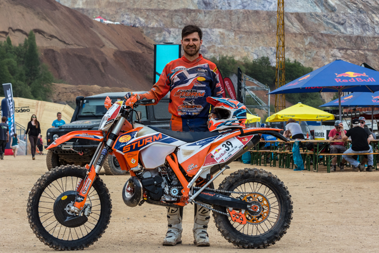 Enduro Fahrer mit Mororrad beim Erzbergrodeo