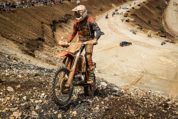 Unser Enduro Fahrer fährt durch den Matsch