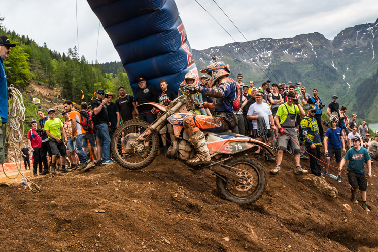 Enduro Fahrer voll in Fahrt