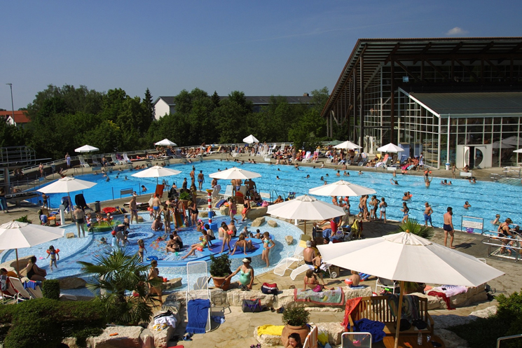 überfülltes Freibad im Sommer