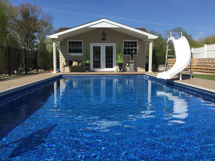 Pool mit Rutsche am eigenen Haus