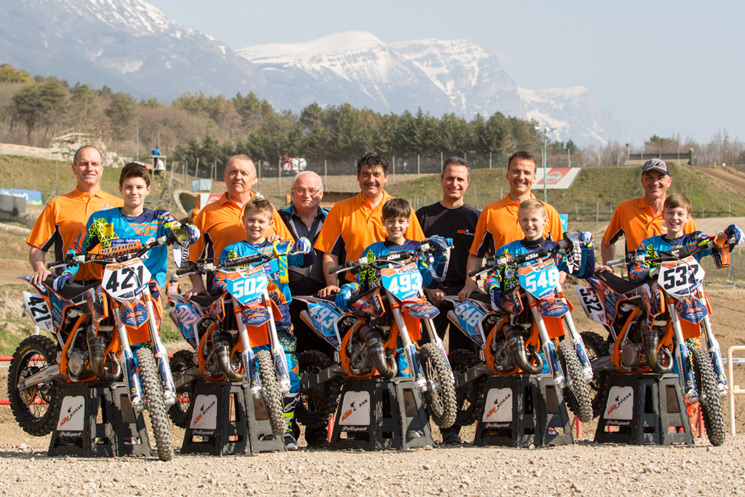 Kids vom KTM Junior Team mit ihren Motorrädern