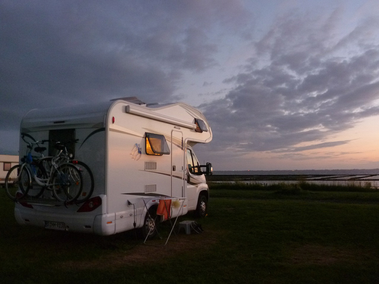 Wohnmobil beim Sonnenuntergang