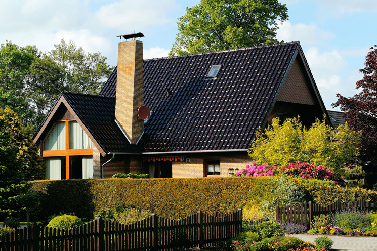 Haus mit Gartenzaun