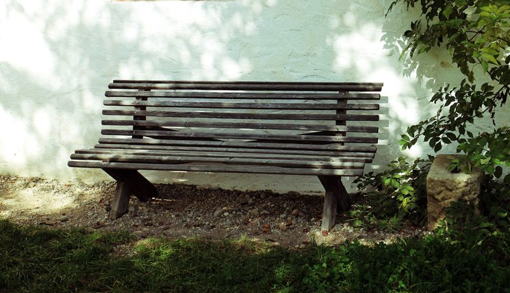 Sitzbank im Schatten