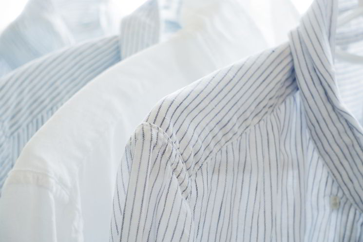 weiße Hemden auf Kleiderbügel