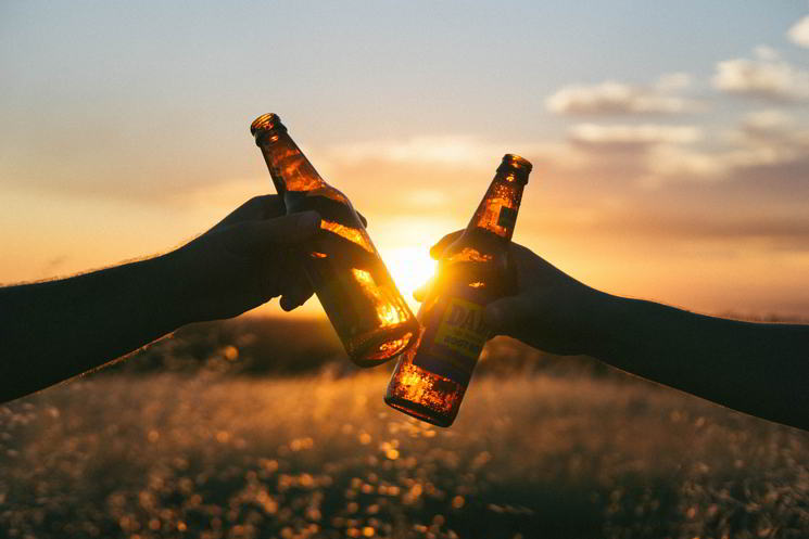 Mit Bier am Sonnenuntergang