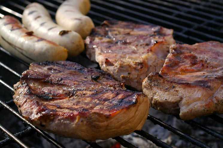 Bratwurst und Steaks auf dem Grill