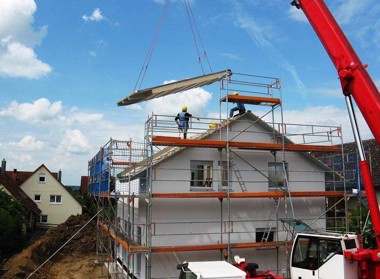 Haus wird mit Kran gebaut