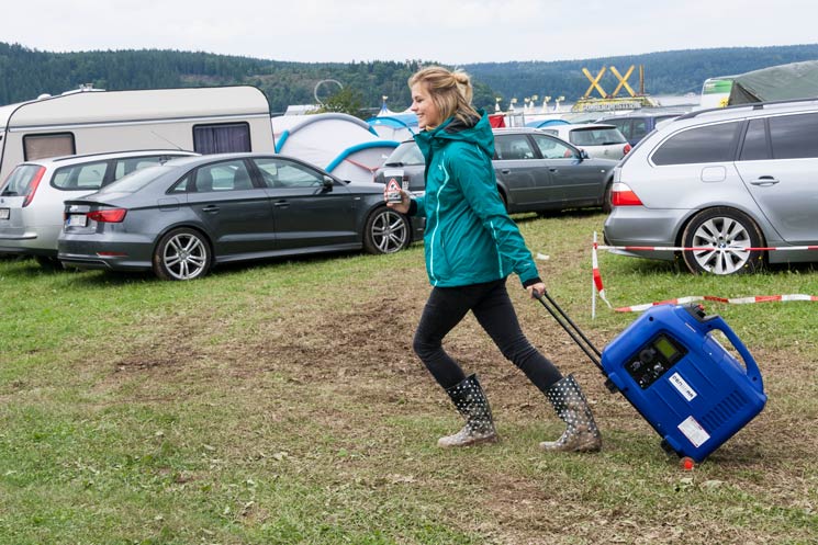 Stromerzeuger wird von einer jungen Dame gezogen