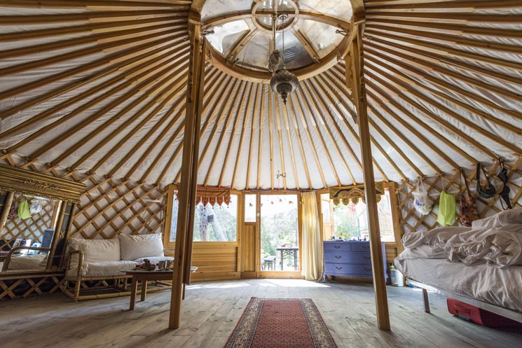 Glamping-Zelt von innen mit schönen Holzmöbeln