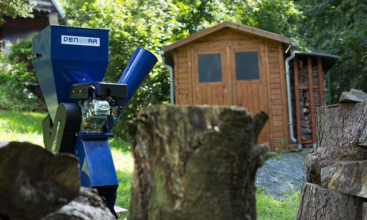 Gartenschredder vor Holzstücken