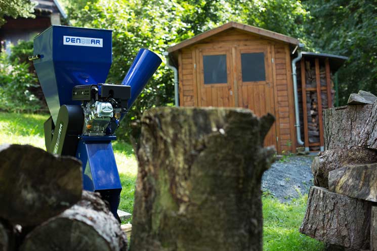 Gartenschredder vor Holzstücken