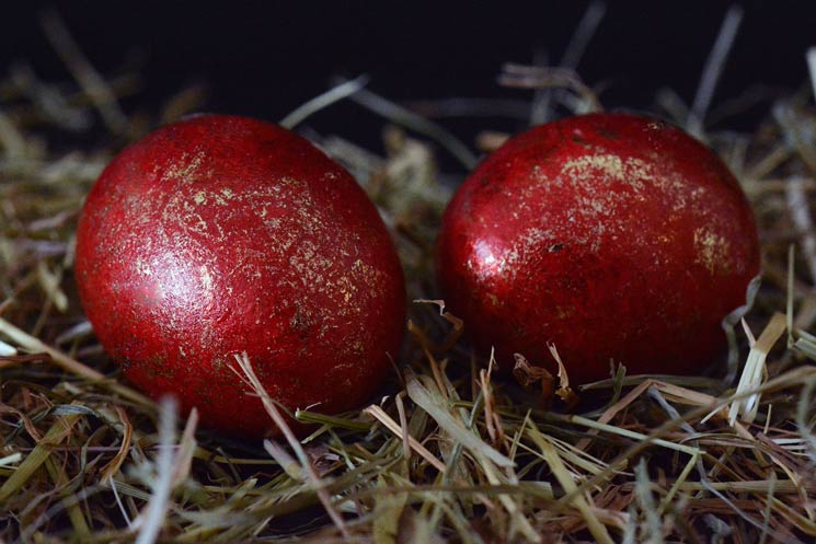 Rote Eier auf Heu