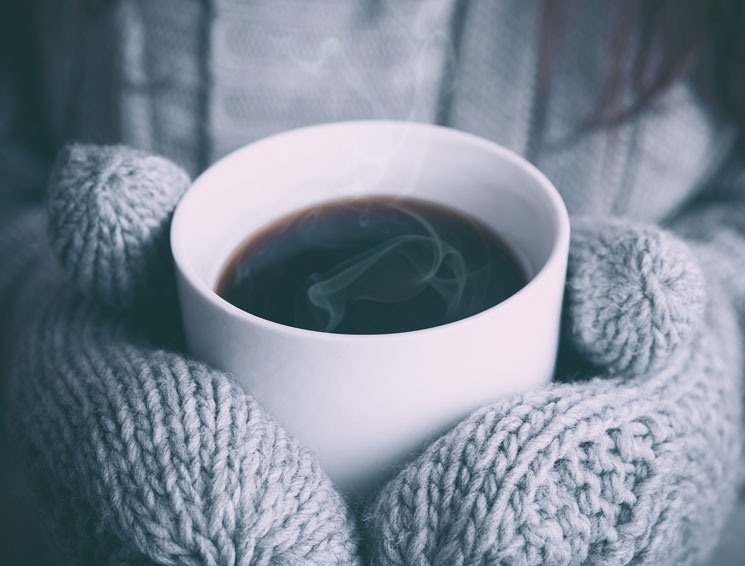 Einen heißen Kaffee im Winter draußen genießen.