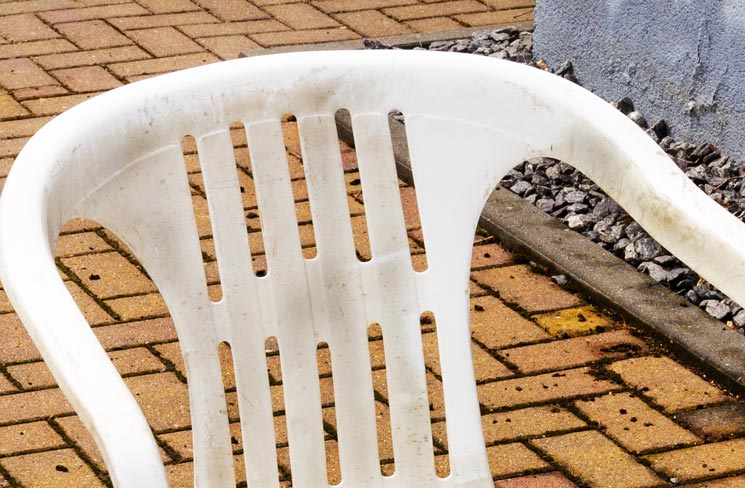 Gartenstuhl wird gereinigt