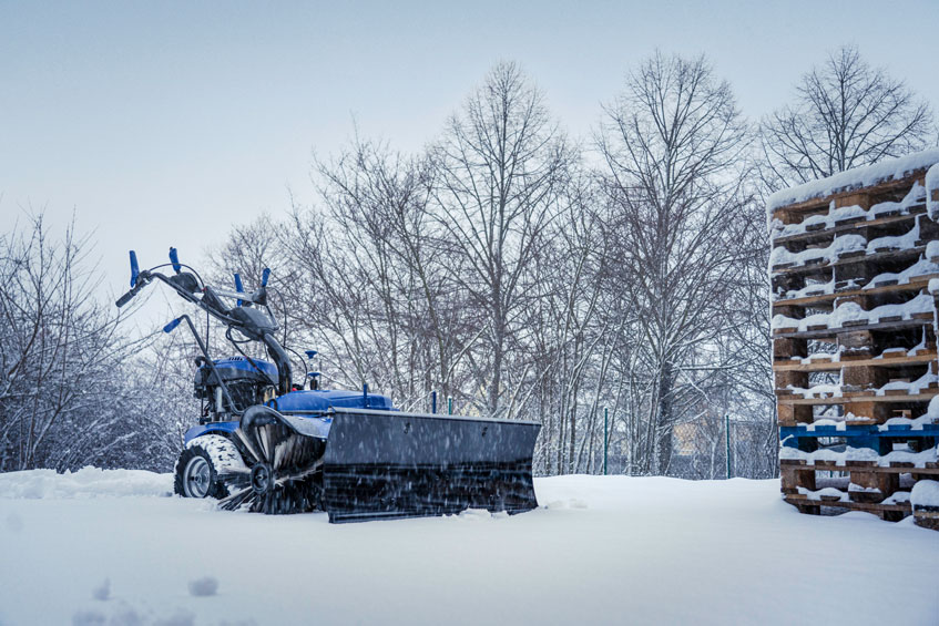 DENQBAR Kehrmaschine mit Schneeschild