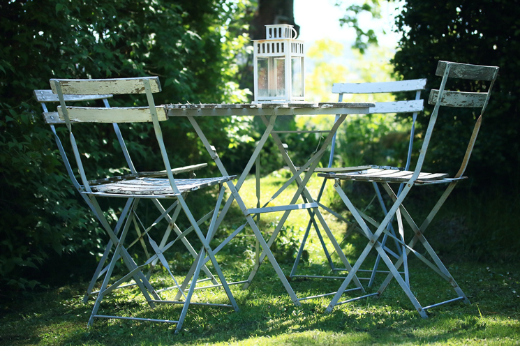 Ungepflegte Gartenmöbel