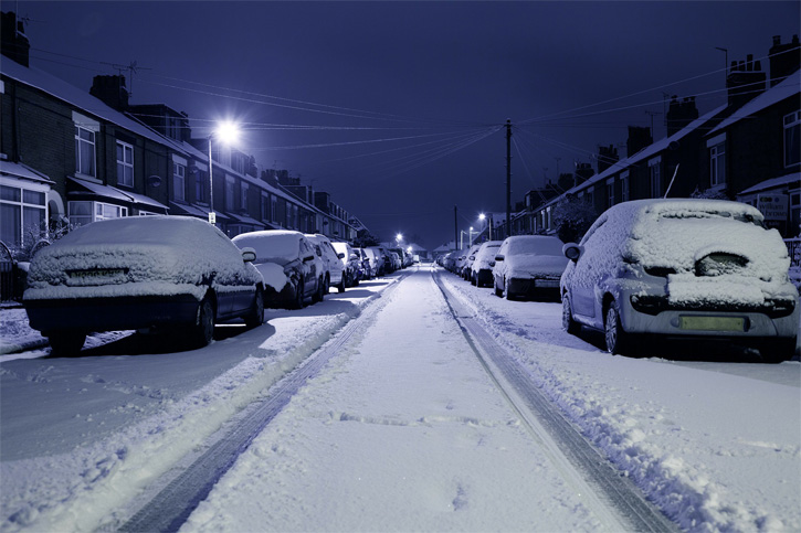 Straße im Winter mit Schnee