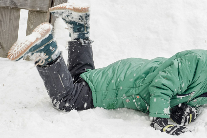 Passant gestürzt im Schnee