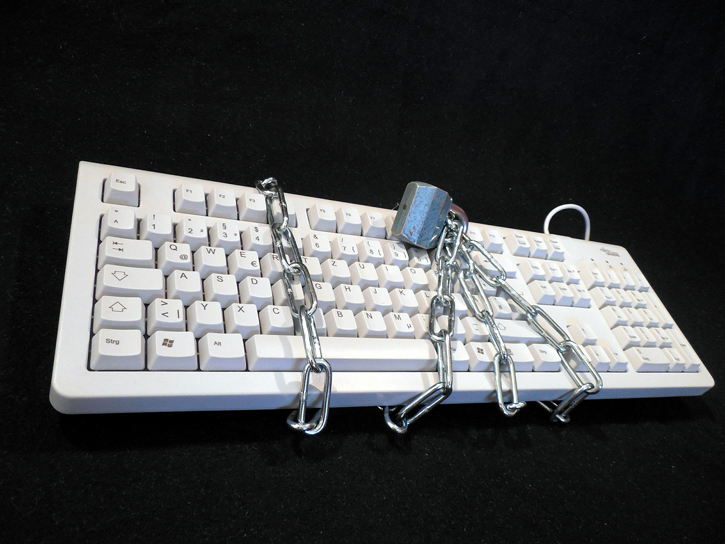 Tastatur mit Schloss und Ketten