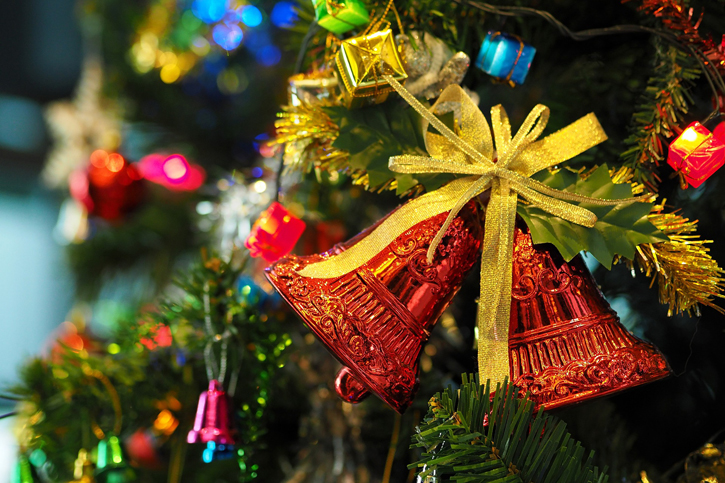 geschmückter Cristbaum mit Kugeln und Deko