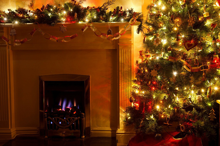 Weihnachtsbaum dekoriert mit Lichern und Geschenken