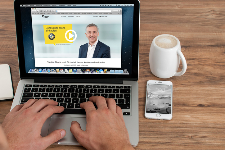 Laptop mit Internetseite von Trusted Shops